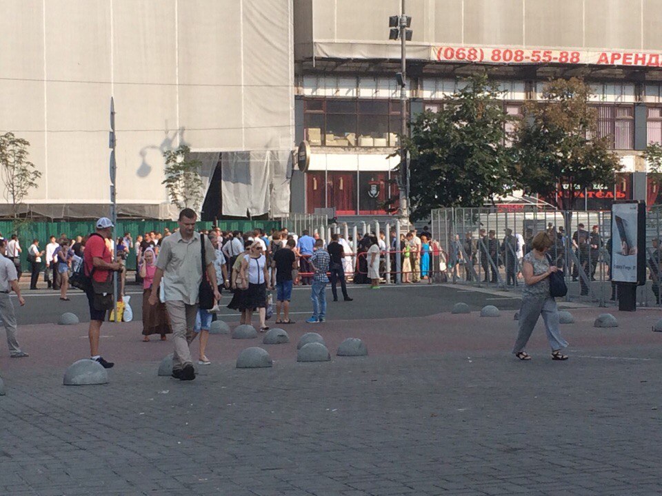 на Хрещатику з-за хресного ходу встановлюють залізний паркан і металодетектори